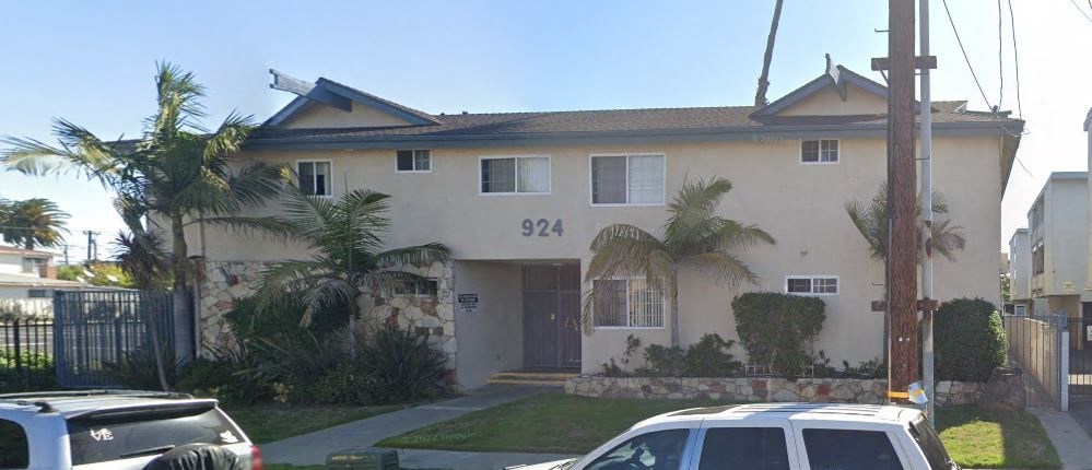 a house with the address 924 on it